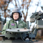 岸田首相、自衛隊観閲式で「10式戦車」に搭乗