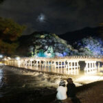 夜の嵐山を幻想的な光で彩る「花灯路」