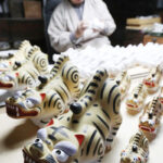 仙台市で来年のえと「寅」の人形作りが最盛期