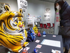 作家35人が「寅」を表現、秋田市で展示会
