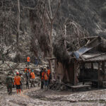 インドネシアのスメル山が噴火、13人死亡