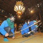 京都・西本願寺で師走恒例の「すす払い」