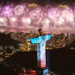2020年の新年を祝うコパカバーナビーチの花火（Ｆｅｒｎａｎｄｏ Ｍａｉａ／リオデジャネイロ市観光局）