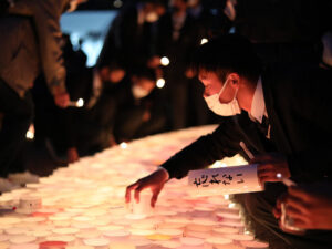 阪神淡路大震災、犠牲者悼み明かりともす