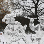 氷の演奏会、クマと男性の彫刻作品を展示