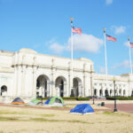 米首都ワシントン中心部の「ユニオン駅」前に張られたホームレスらのテント=１６日（時事）
