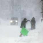 北海道で暴風雪、事故で車150台が立ち往生