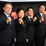 韓国記者協会主催放送6社共同主管2022大統領候補招待討論会開始に先立ち記念撮影する候補者（韓国国会写真取材団）