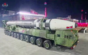 北朝鮮の軍事パレードで披露された大陸間弾道ミサイル（ＩＣＢＭ）＝２０２０年１０月、平壌（ＡＦＰ時事）