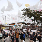 名取市の閖上地区、ハト型風船を飛ばして慰霊