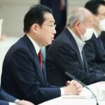 政府・与党連絡会議で発言する岸田文雄首相（左から２人目） ＝８日午後、首相官邸
