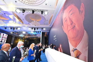 ８月12日、韓国ソウルで開催されたＵＰＦの国際会議で安倍晋三元首相に献花をささげる各国指導者ら 令和４年（2022年）９月２５日