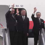 日中国交正常化交渉のため中国へ出発する（左から）田中角栄首相、大平正芳外相、二階堂進官房長官（肩書はいずれも当時）＝１９７２年９月、 東京・羽田空港
