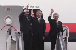 日中国交正常化交渉のため中国へ出発する（左から）田中角栄首相、大平正芳外相、二階堂進官房長官（肩書はいずれも当時）＝１９７２年９月、 東京・羽田空港