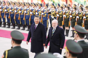 ４月14日、北京で歓迎式典に臨む中国の習近平国家主席（左）とブラジルのルラ大統領（ＡＦＰ時事）