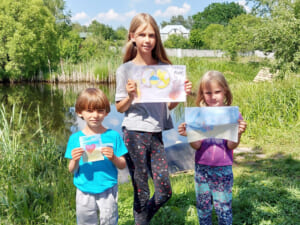 支援に感謝して絵を描いたウクライナの子供たち（写真提供・嘉村姉妹）