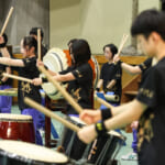 「二十歳のつどい」で創作太鼓を披露する野田中の生徒（岩手県野田村）