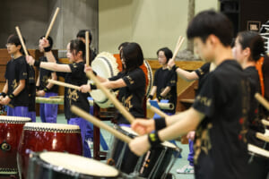 「二十歳のつどい」で創作太鼓を披露する野田中の生徒（岩手県野田村）