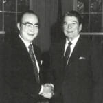 ホワイトハウス大統領執務室で、離任を前にしたレーガン大統領から文鮮明師への感謝を伝えられる