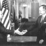 1990年6月1日、軍縮等の合意文書の調印を終え、握手を交わすゴルバチョフ、ブッシュ両大統領（AP/WWP提供）