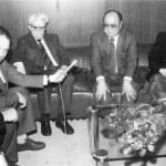 1990年4月8日、モスクワ空港での歓迎の後、貴賓室でインタビューを受ける文師ご夫妻。その左はアリベルト・ウラソフ・ノーボスチ通信社社長