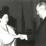 ゴルバチョフ大統領と握手を交わす韓鶴子女史