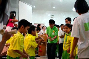 フィリピンの小学校でのけん玉教室