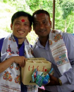 ネパールのスンダルジャル小学校の校長先生と記念撮影