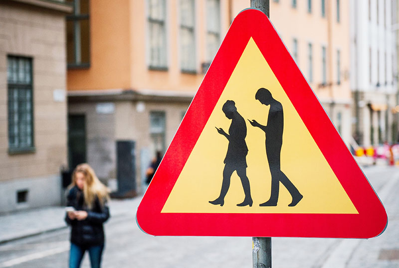 歩きスマホ禁止標識の効果は？