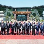 「一帯一路」国際会議の首脳会合に出席した各国首脳＝2017年5月15日、北京市郊外（ＡＦＰ＝時事）