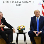 ２９日、大阪市内で会談に臨むトルコのエルドアン大統領（左）とトランプ米大統領（ＡＦＰ時事）