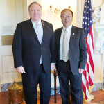 ポンペオ米国務長官（左）と国務省顧問のマイルズ・ユ氏（同省提供）