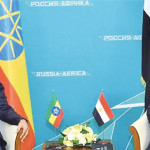 会談するエチオピアのアビー首相（左）とエジプトのシシ大統領（２０１９年１０月２４日、ロシア・ソチで、エジプト大統領府提供・時事）
