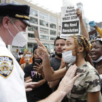 ５月２８日、米ニューヨークでの抗議デモで白人警官と対立する黒人女性（ＵＰＩ）
