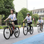 さまざまな国の背景を持ったピースロードのライダーたち=24日午前、東京都新宿区(デビッド・チャン撮影)