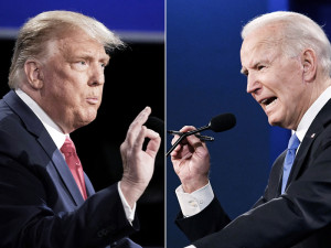 ２２日、米テネシー州ナッシュビルで開かれた大統領選の候補者討論会に臨んだトランプ大統領（左）とバイデン前副大統領（ＡＦＰ時事）