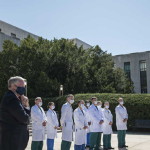 １０月３日、新型コロナウィルスに感染したトランプ大統領が入院したウォルター・リード米軍医療センターで記者会見する医師団。左端は会見を見守るメドウズ大統領首席補佐官