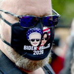 ９月３０日、ペンシルベニア州のバイデン陣営集会で民主党正副大統領候補の似顔絵マスクをする支持者