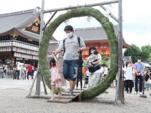 無病終息を願い、京都・八坂神社で茅の輪くぐり
