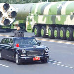 2019年10月1日、北京での中国建国70周年軍事パレードに登場した大陸間弾道ミサイル（ICBM）「東風41」＝中国中央テレビのウェブサイトより（時事）