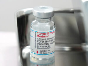 厚労省、モデルナ製ワクチンに異物の混入を確認