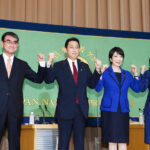 日本記者クラブ主催の自民党総裁選討論会を前に、記念撮影をする(左から)河野太郎規制改革担当相、岸田文雄前政調会長、高市早苗前総務相、野田聖子幹事長代行=18日、東京都千代田区