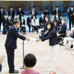 菅首相、東京五輪・パラ選手団に感謝状を授与