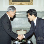 李登輝総統と握手する岸田文雄衆院議員（右）＝１９９４年９月、台北（国史館資料庫より）