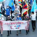 北京五輪反対を訴えるデモ参加者ら=2日午後、東京・表参道(村松澄恵撮影)