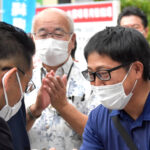 演説後、聴衆とグータッチする候補者(左)=19日、沖縄県那覇市