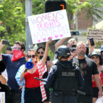 7月17日、米ロサンゼルスの「ウィ・スパ」前でトランス女性による女性施設利用に抗議する人々(Julianna Lacoste/Wikimedia Commons)