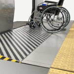 ＪＲ西が開発、自動スロープで車椅子乗降を補助
