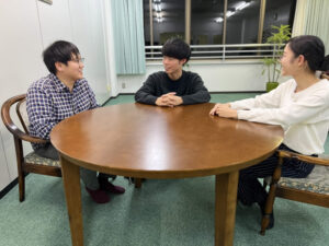「ハローフラワープロジェクト」について話し合う笹崎宣貴さん（中央）と住田有希さん（右）羽鳥秀一さん（左）