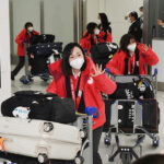 北京五輪日本選手団帰国、出迎えたファンに笑顔